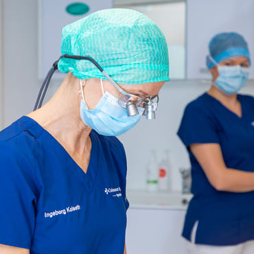 Ingeborg Kolset behandler pasient.png