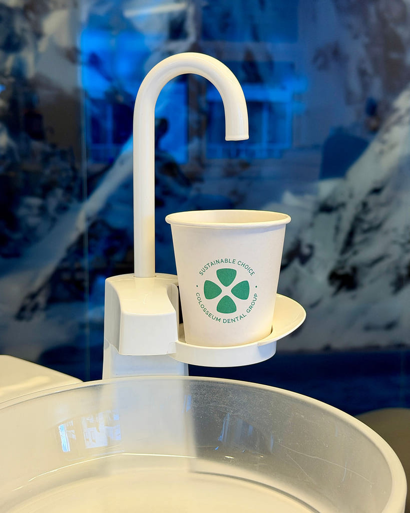 Pappkopp med logosymbol