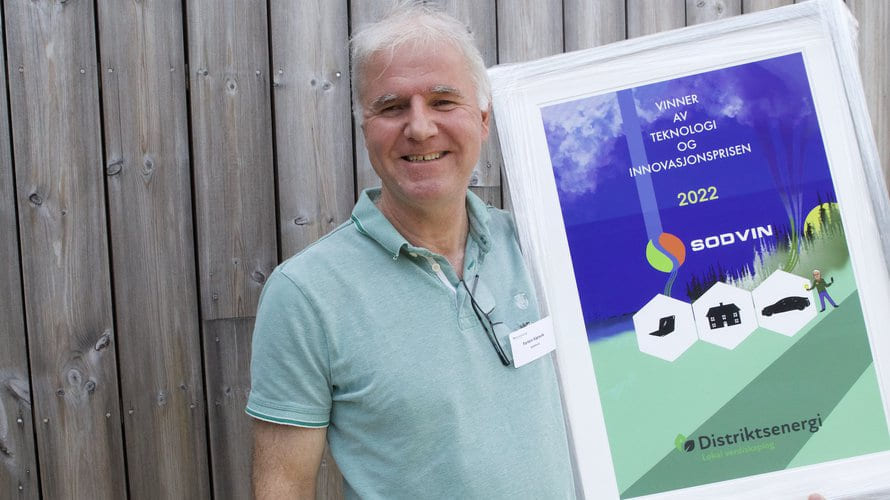 Daglig leder i Sodvin, Fartein Kjørsvik, tok imot teknologi- og innovasjonsprisen under Distriktsenergis årskonferanse.