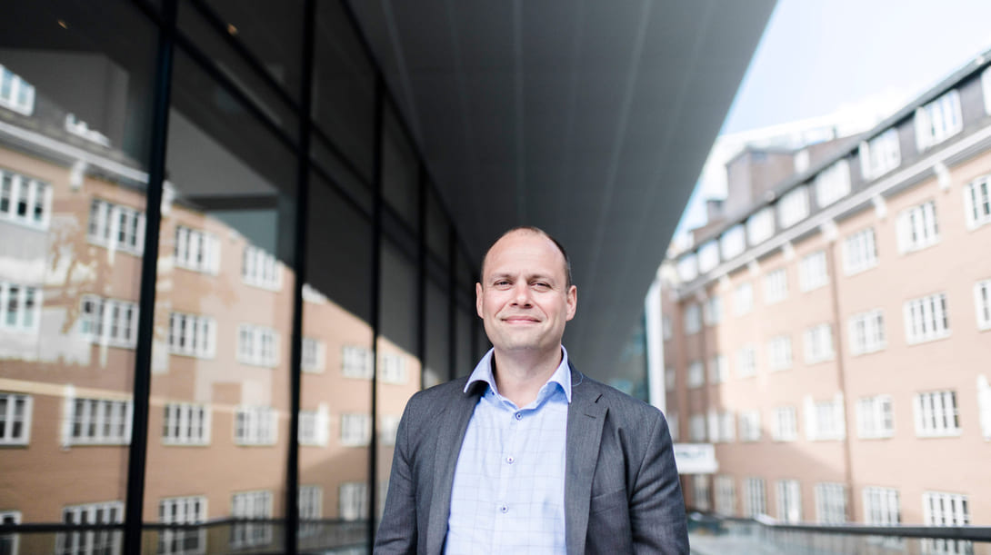 Mann (Halvard Fjeldvær) med bygninger i bakgrunnen.