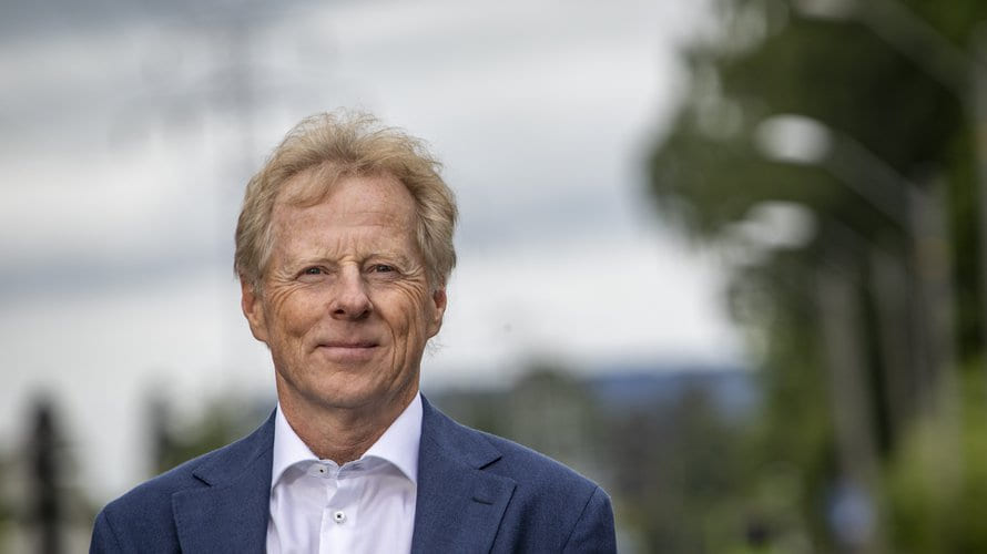 Mann som poserer til kamera.
