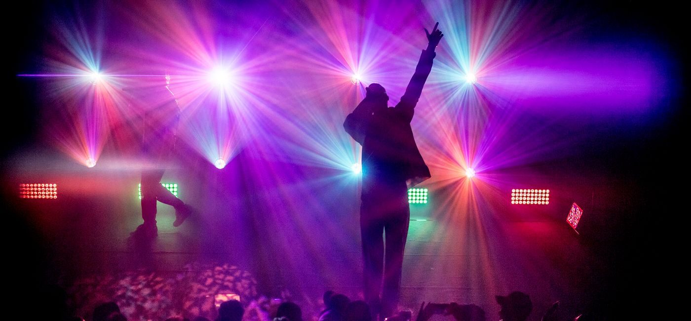 Cezinando på scenen under konsert