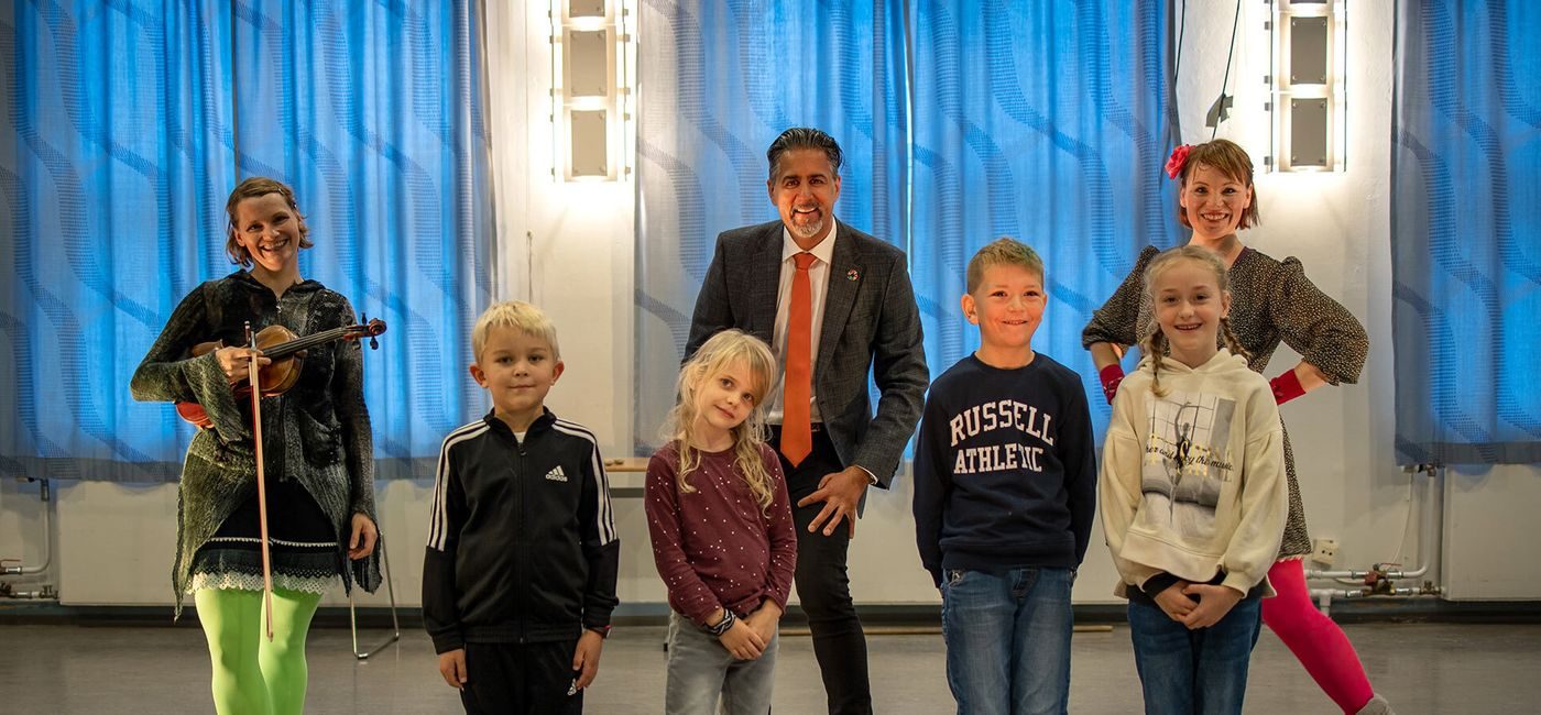 Kulturminister Abid Raja sammen med elever og utøvere