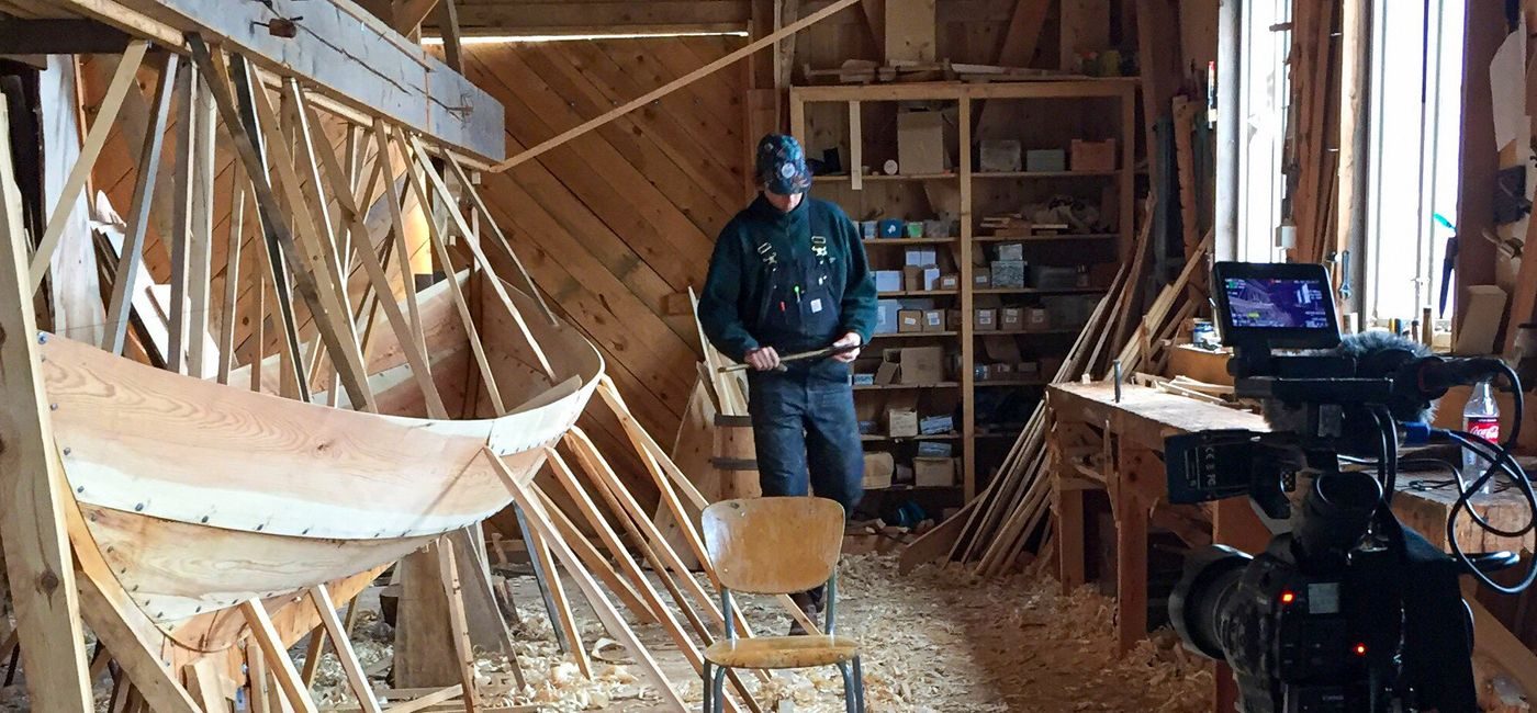 En båtbygger jobber i et verksted