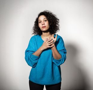 Camara Lundestad Joof (halvtotal). Ser i kamera.