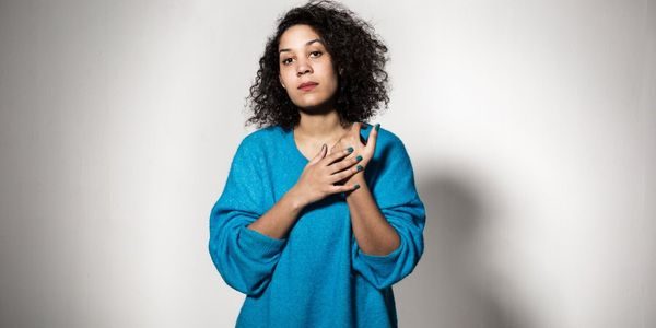 Camara Lundestad Joof (halvtotal). Ser i kamera.