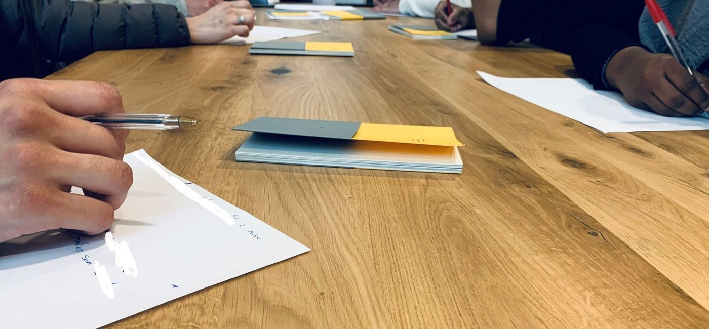 Elever skriver på tekster til et kunstprosjekt