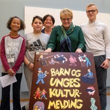 Trine Skei Grande med barn og unge