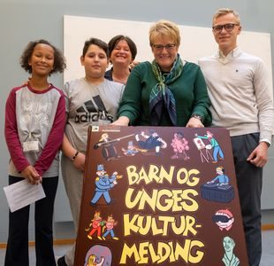 Trine Skei Grande med barn og unge