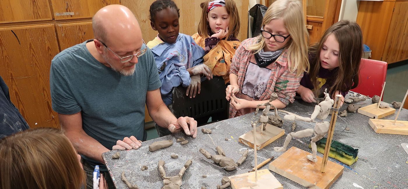 Gisle Harr med elevene på Heidal Skule