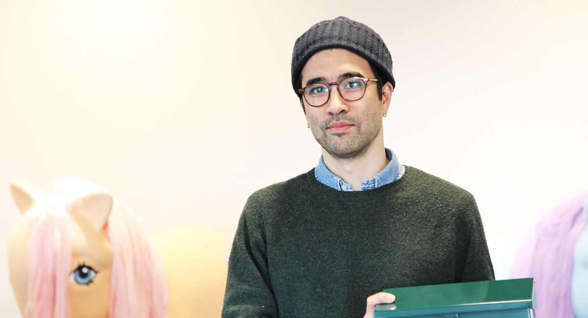 Jo Morten Weider holder en postkasse