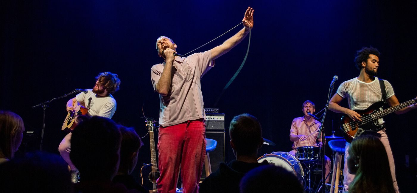 Bandet TØFL spiller konsert