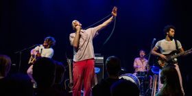 Bandet TØFL spiller konsert