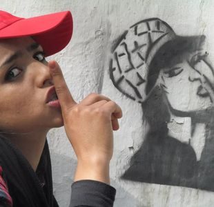 Kvinne etterligner tegning som viser tegnet for "hysj"