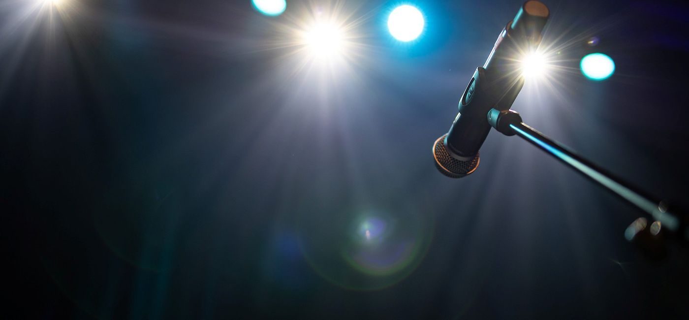 Mikrofon med scenelys bak.