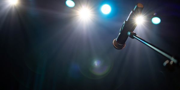 Mikrofon med scenelys bak.