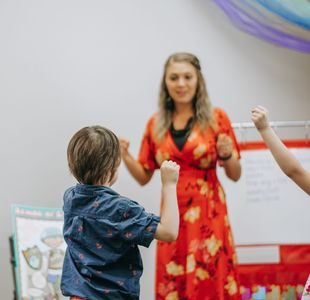 Dame danser med barn