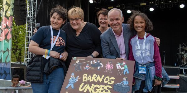 Festivalsjefene Abdullah og Amy, sammen med Lin Holvik (Kulturtanken), overleverte Barn og unges kulturmelding til Trine Skei Grande og Jan Tore Sanner.