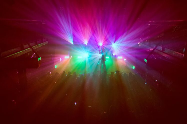 Cezinando på scenen med regnbuens farger i bakgrunnen