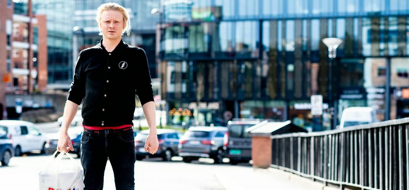 Kunstner Kyrre Bjørkås holder en Rimi-pose.