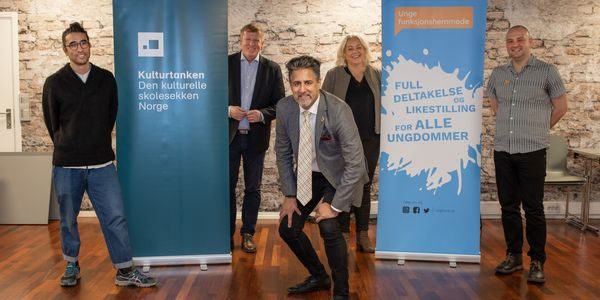 Gruppebilde: Kultur- og likestillingsminister Abid Q. Raja, Leif-Ove Hansen, generalsekretær i Unge funksjonshemmede , Birgitte Brekke, prosjektleder for Frivillighetens år 2022 i Frivillighet Norge, Kulturtankens direktør Øystein Strand og Jo Morten Weider, Ungdomsrådets kontaktperson i Kulturtanken.