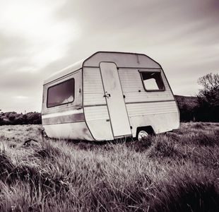 Promobilde til produksjonen Inn i det ukjente - sort-hvitt bilde av en forlatt campingvogn