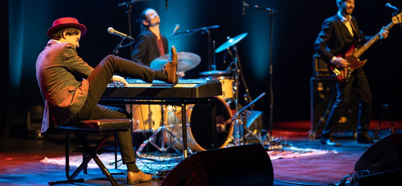 Daniel Røssing med band på scenen i Larvik