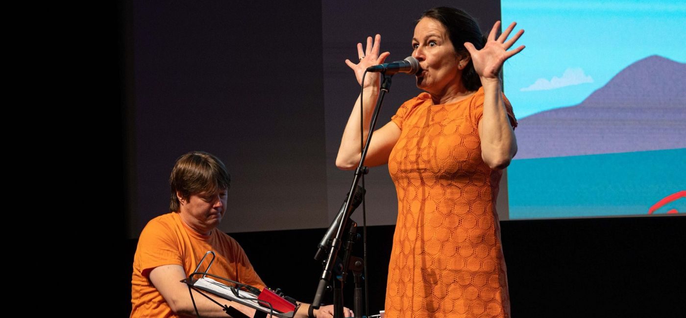 Lena Skjerdal synger under en konsert på Marked for Muikk