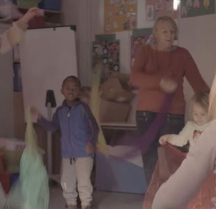 Barn og voksne i aktivitet innendørs