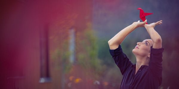 En danser i et stillbilde fra filmen SOLOS Tilt Grow 2020