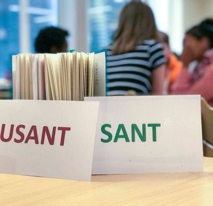 To lapper der det står Usant og Sant på står oppreist på et bord