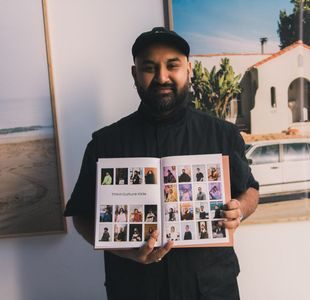 Aon Raza Naqvi med boka Third culture kids