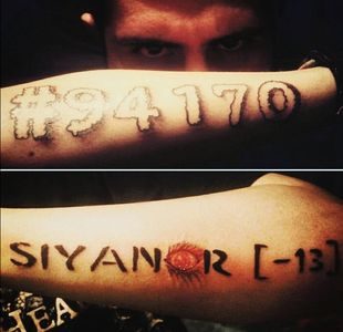 Nærbilde av Nikan i Confess sine tatoveringer