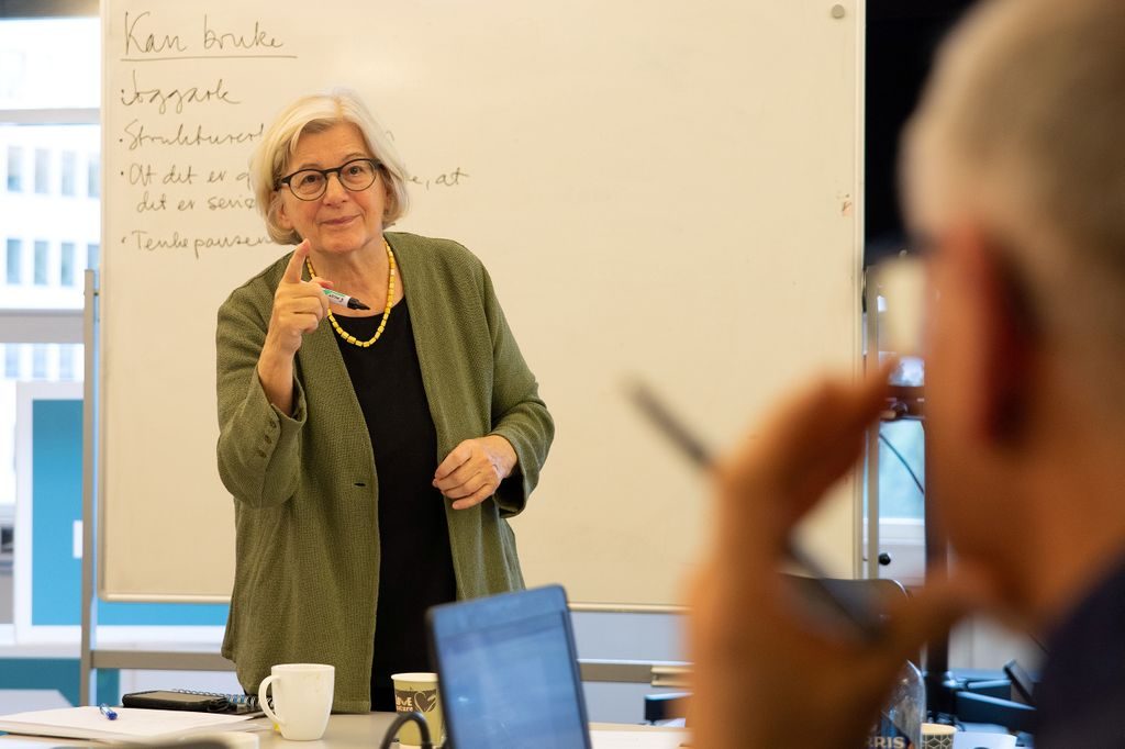 Beate Børresen foran en tavle