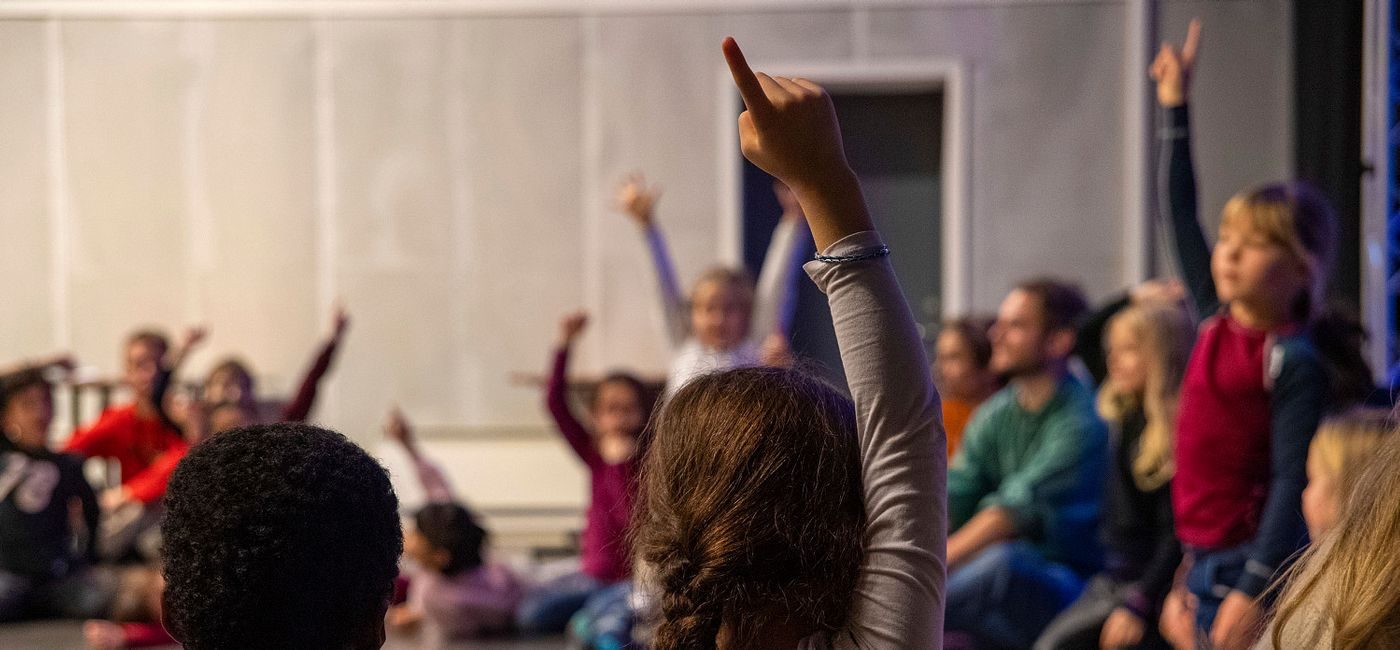 Barnehagebarn rekker opp hånda
