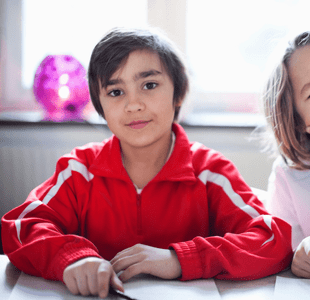 To elever ser inn i kamera