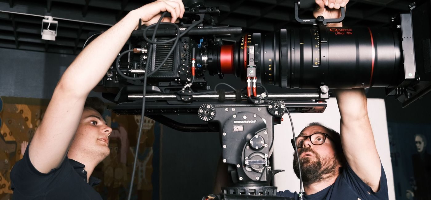 To menn holder et gedigent kamera