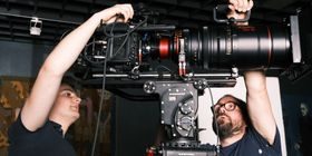 To menn holder et gedigent kamera