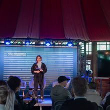 Charlotte Jenssen Wergeland på scenen i Festivalteltet