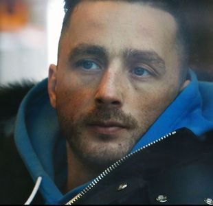 Mann som ser gjennom et vindu