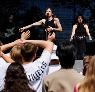 Publikum har hendene i været på konsert med Metteson.