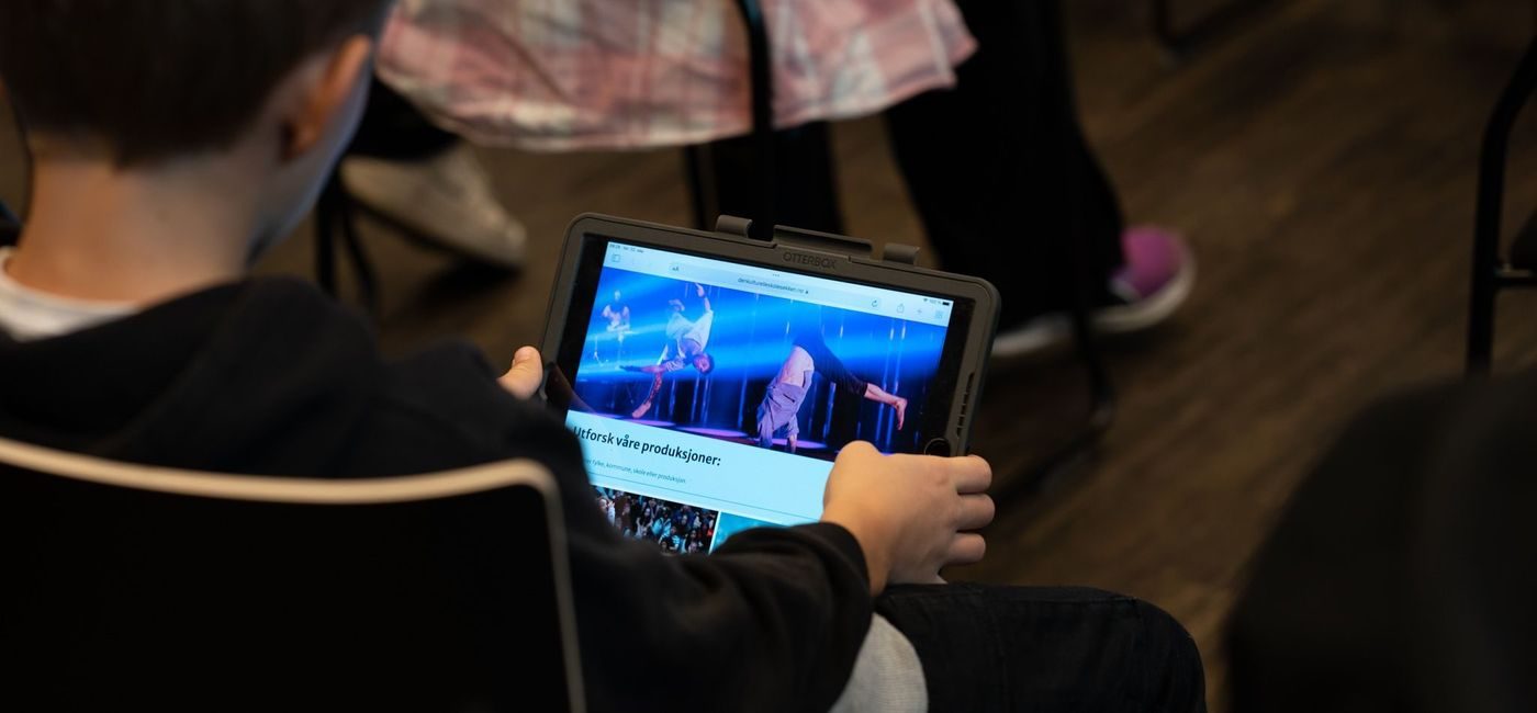 En elev ser på en Ipad.