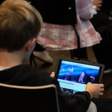 En elev ser på en Ipad.