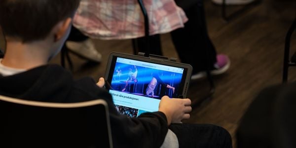 En elev ser på en Ipad.