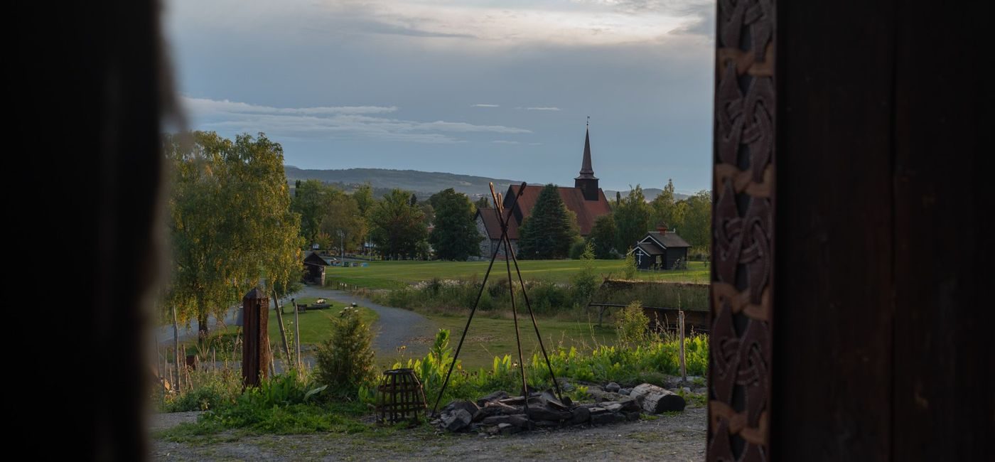 en kirke sett gjennom en døråpning som har vakre utskjæringer