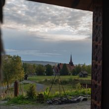 en kirke sett gjennom en døråpning som har vakre utskjæringer