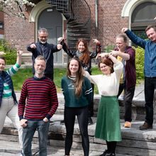 En gruppe mennesker står i en trapp.