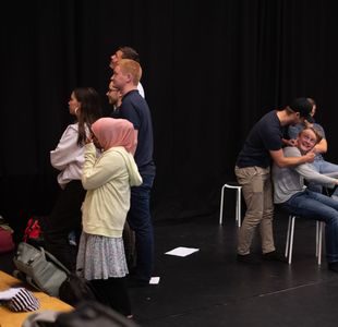 ungdommer og unge voksne står i to grupper. Den ene gruppen har ryggen vendt mot den andre.