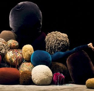 Et bein stikker ut av en haug med myke objekter.