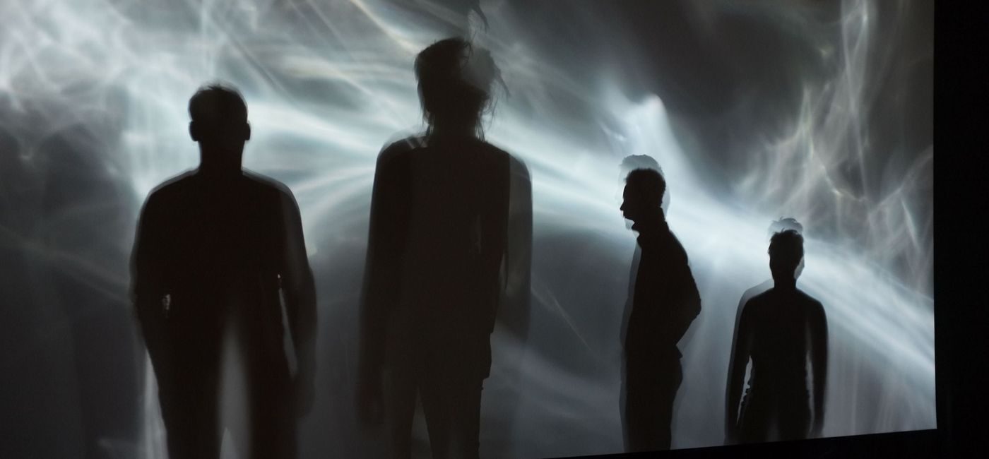 Fire silhuetter mot en hvit-sort bakgrunn